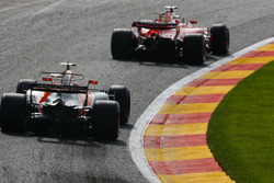 Kimi Raikkonen, Ferrari SF70H, Stoffel Vandoorne, McLaren MCL3