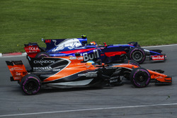 Fernando Alonso, McLaren MCL32, Carlos Sainz Jr., Scuderia Toro Rosso STR12