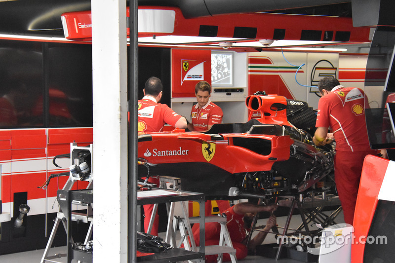 Ferrari SF70H збоку