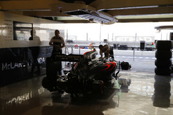 Het team werkt aan de McLaren MP4-31 Honda in de garage