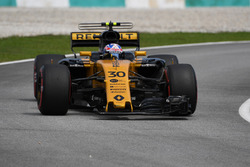Jolyon Palmer, Renault Sport F1 Team RS17, broken front wing in FP3