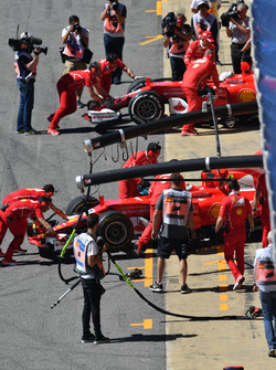 Sebastian Vettel, Ferrari SF70H; Kimi Räikkönen, Ferrari SF70H