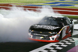 Ganador de la carrera Alex Bowman, Chip Ganassi Racing Chevrolet