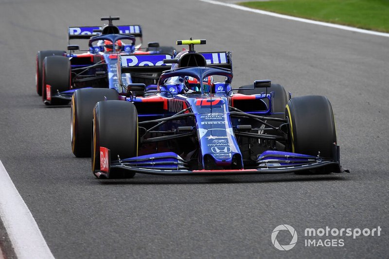 Pierre Gasly, Toro Rosso STR14, leads Daniil Kvyat, Toro Rosso STR14