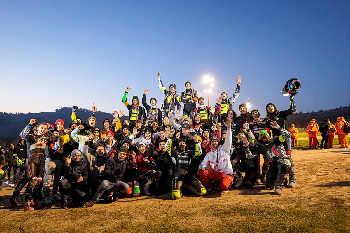 Para pembalap La 100 Km Dei Campioni 2021 berfoto usai balapan di Tavullia, Italia.
