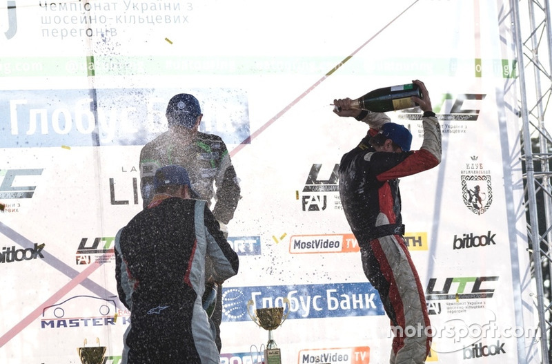 Салют шампанським на подіумі GT Open2: Владислав Феоктистов, Ігор Скуз, Андрій Скуз