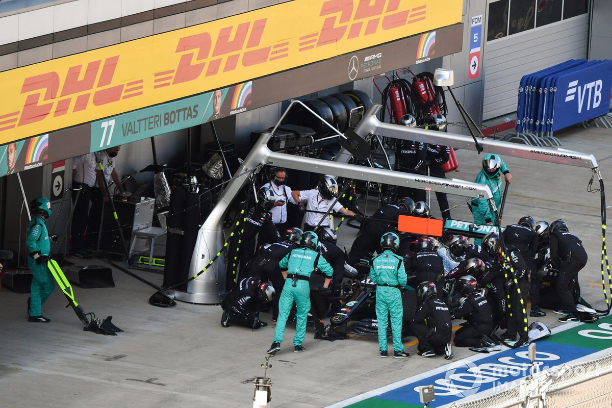 Lewis Hamilton, Mercedes F1 W11, dans les stands