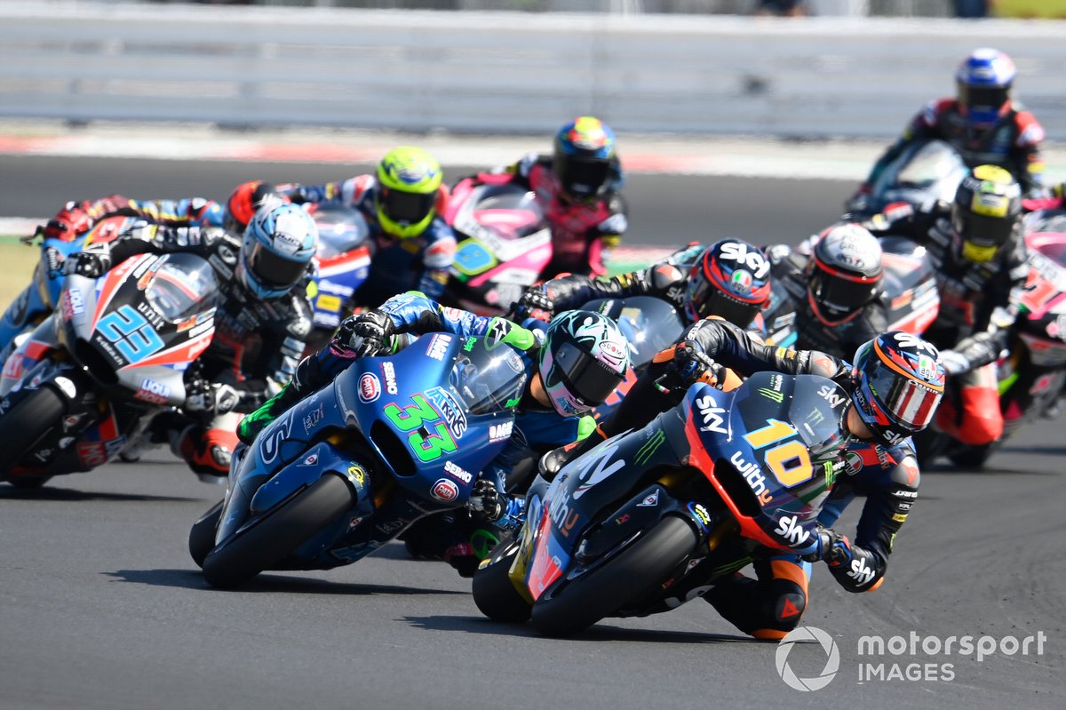 Luca Marini et Enea Bastianini en lutte au GP de Saint-Marin Moto2