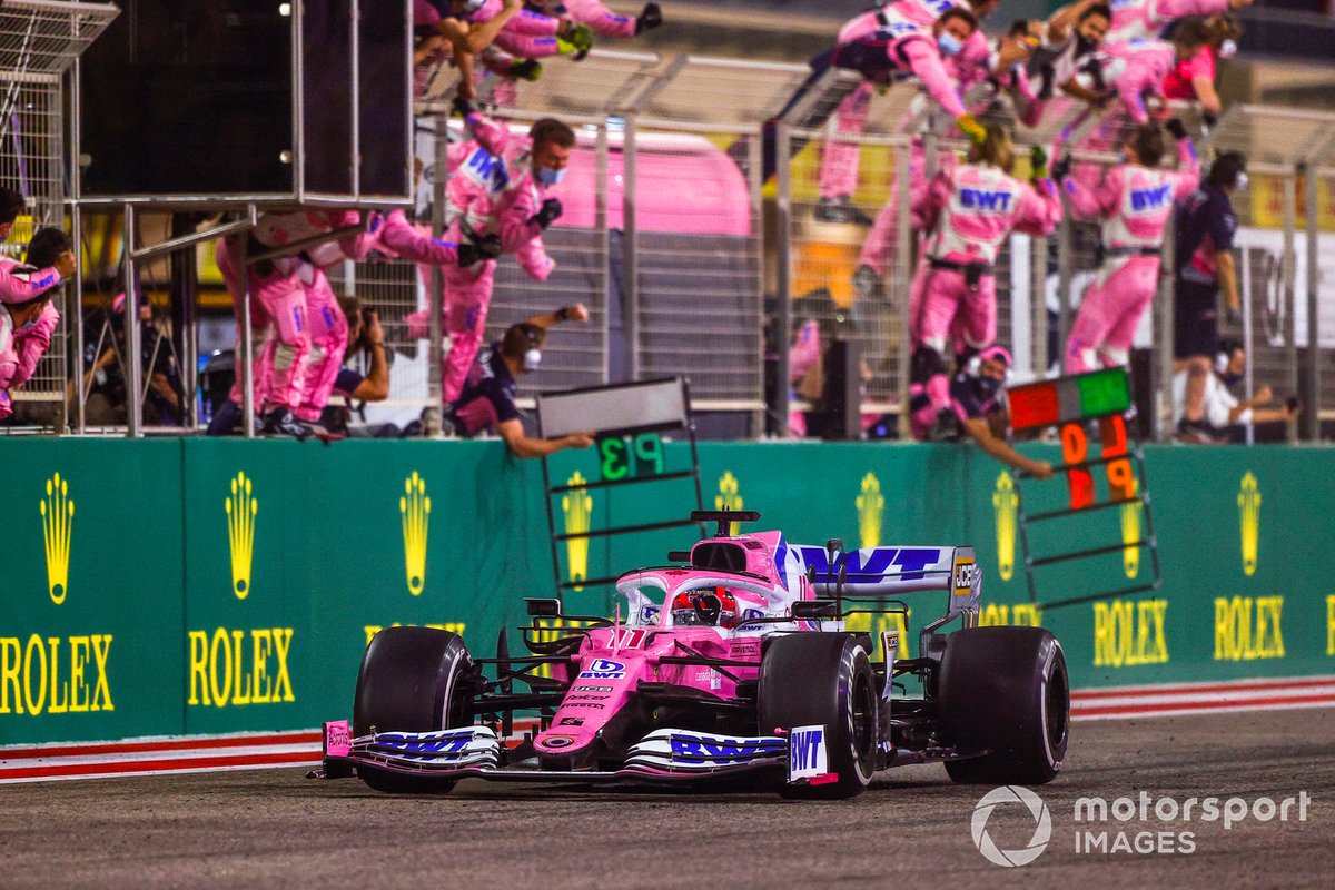 Sergio Perez bei der Zieldurchfahrt in Sachir