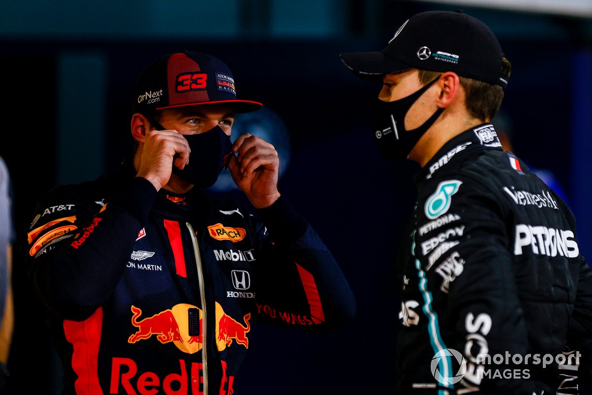 Pembalap Red Bull Racing, Max Verstappen (kiri), sudah aman untuk F1 2021 dan berikutnya. Tampak ia berbincang dengan George Russell, pembalap pinjaman Tim Mercedes-AMG F1 di Parc Ferme usai kualifikasi GP Sakhir.
