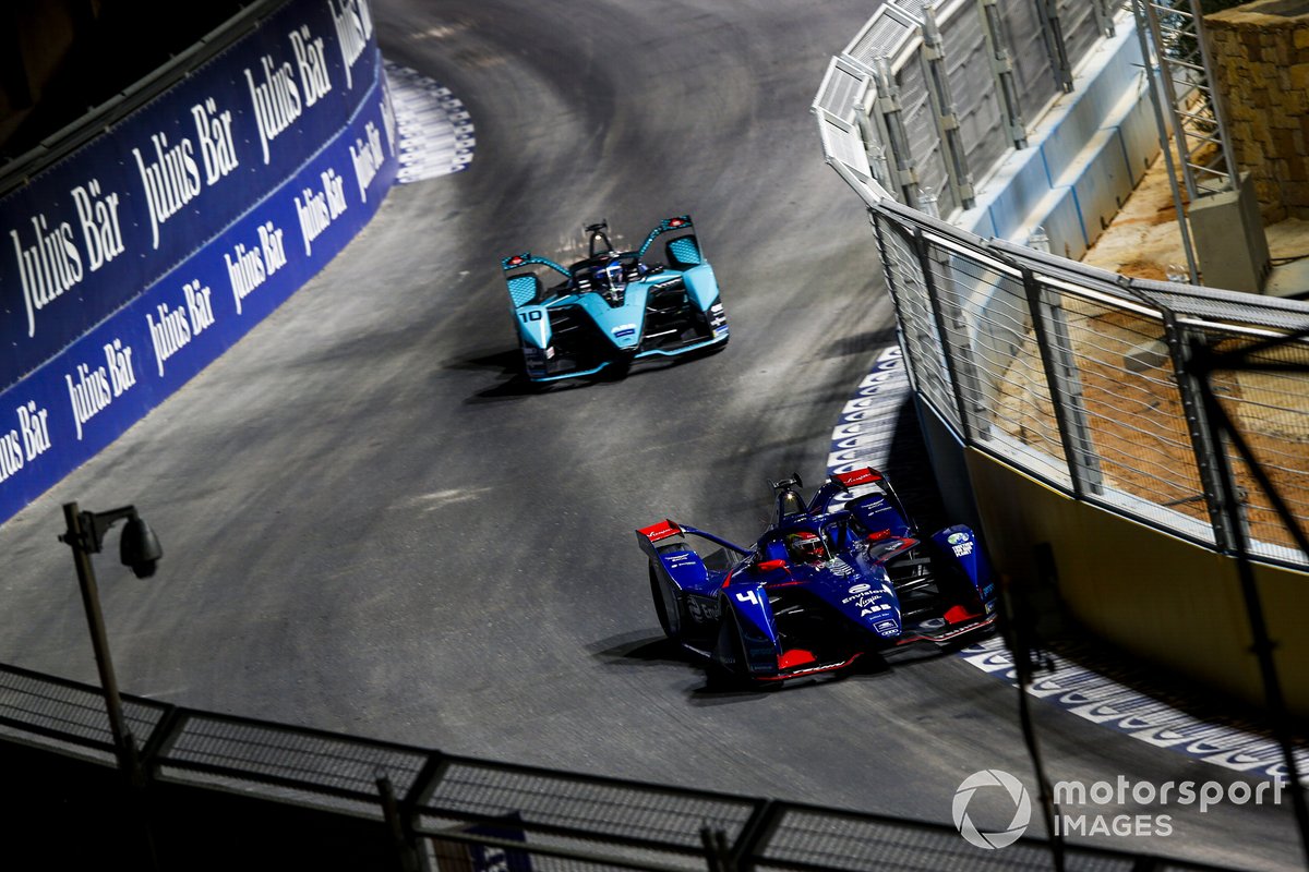 Robin Frijns (Envision Virgin Racing) yang menggeber Audi e-tron FE07 memimpin atas Sam Bird (Jaguar Racing) yang mengandalkan Jaguar I-Type 5 pada lomba Diriyah E-Prix II di Riyadh, Arab Saudi, Sabtu (27/2/2021) malam.
