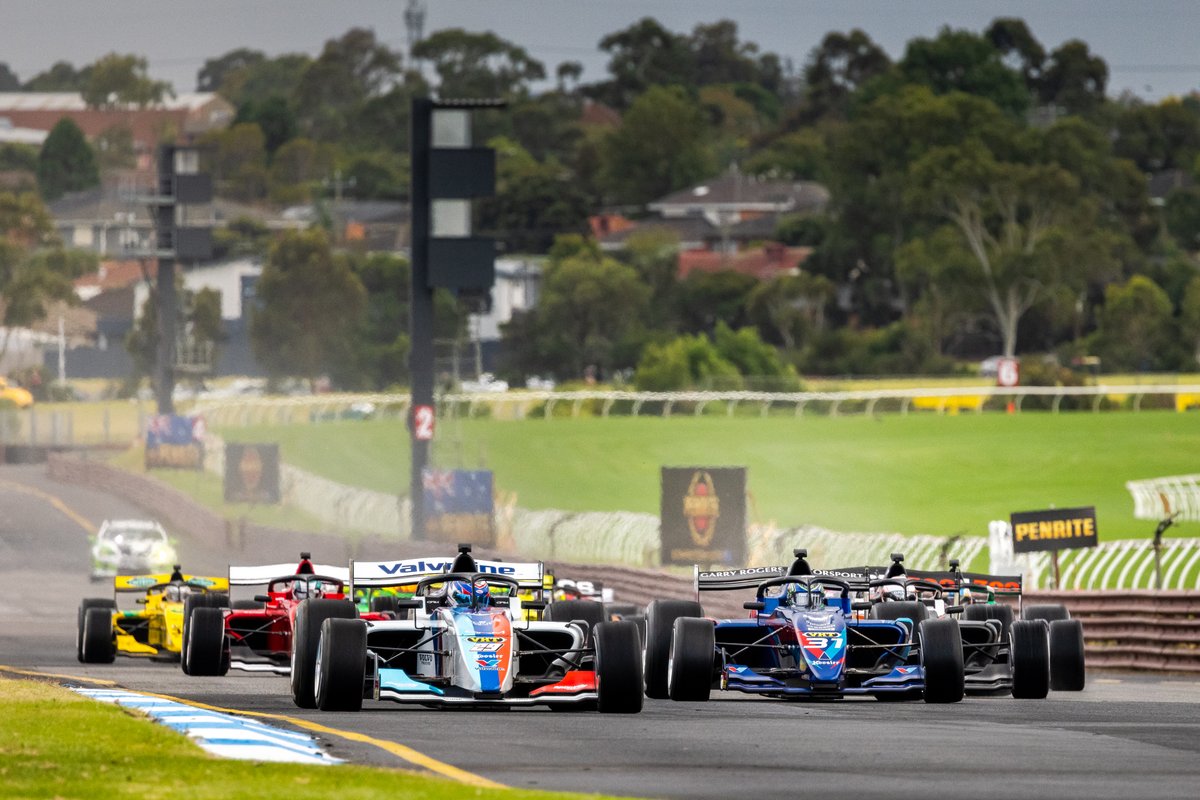 S5000 Race 1 start