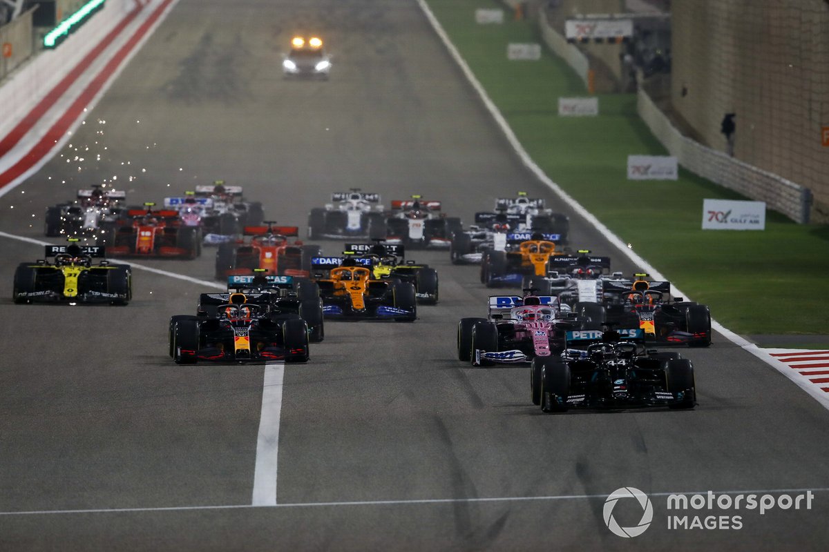 Lewis Hamilton, Mercedes F1 W11, Alex Albon, Red Bull Racing RB16, Sergio Pérez, Racing Point RP20, Max Verstappen, Red Bull Racing RB16, Valtteri Bottas, Mercedes F1 W11, ay el resto en el reinicio