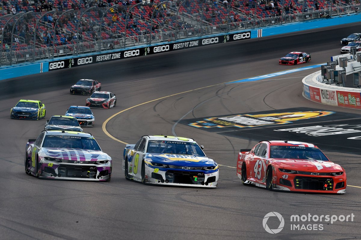 Jimmie Johnson dari Hendrick Motorsports dengan Chevrolet Camaro Ally (kiri) bersaing ketat dengan Chase Elliott dari Hendrick Motorsports yang menggeber Chevrolet Camaro Napa Auto Parts (tengah).
