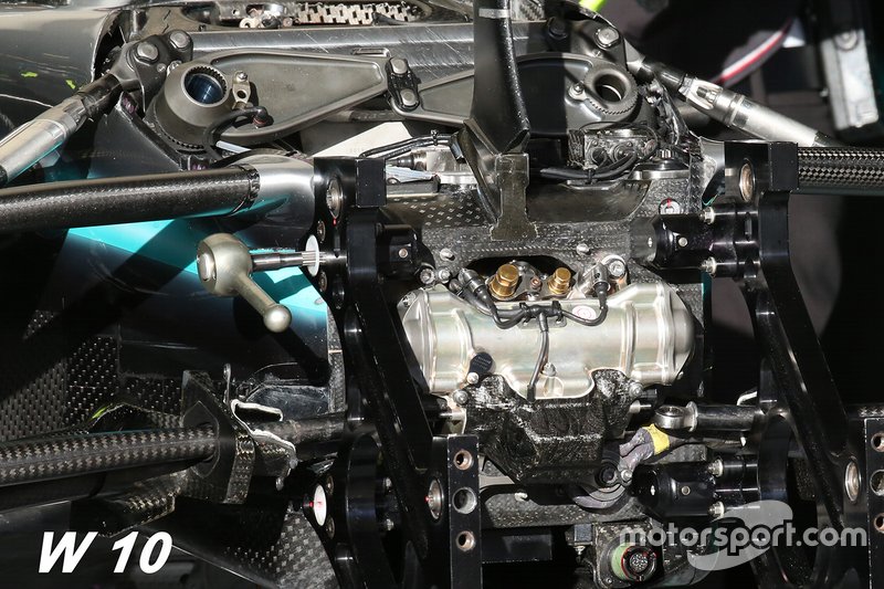 Mercedes W10: ecco la scatola dello sterzo priva del DAS. La stessa è montata sulla W11 a Portimao