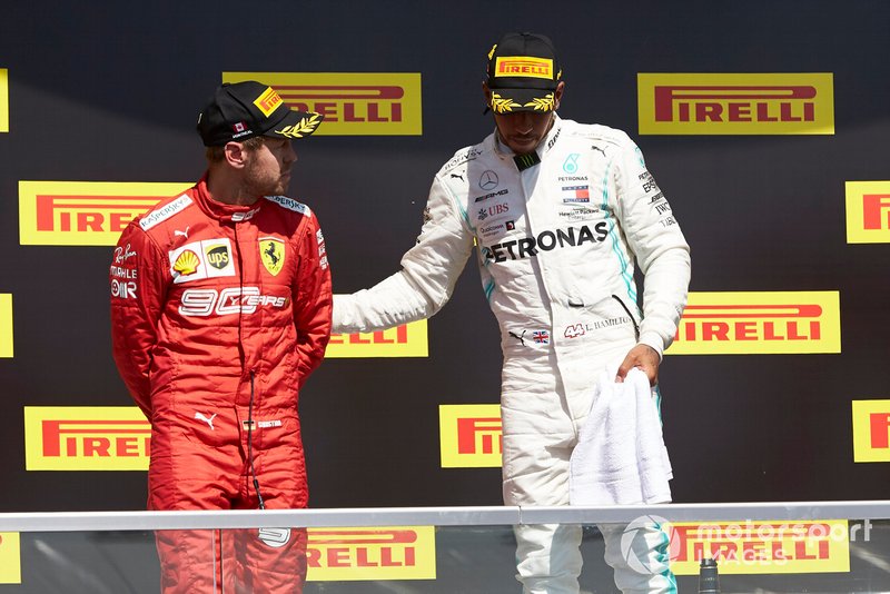 Podio: ganador de la carrera Lewis Hamilton, Mercedes AMG F1 consuela a Sebastian Vettel, Ferrari, segundo lugar
