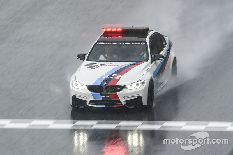 BMW Safety Car controleert de omstandigheden tijdens een bui