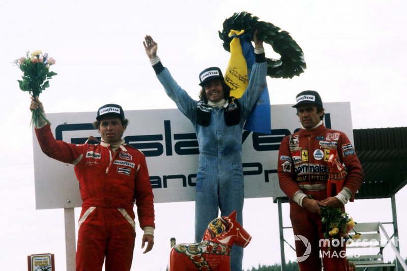 Podium: tweede plaats Jochen Mass, McLaren, winnaar Jacques Laffite, Ligier, derde plaats Carlos Reutemann, Ferrari