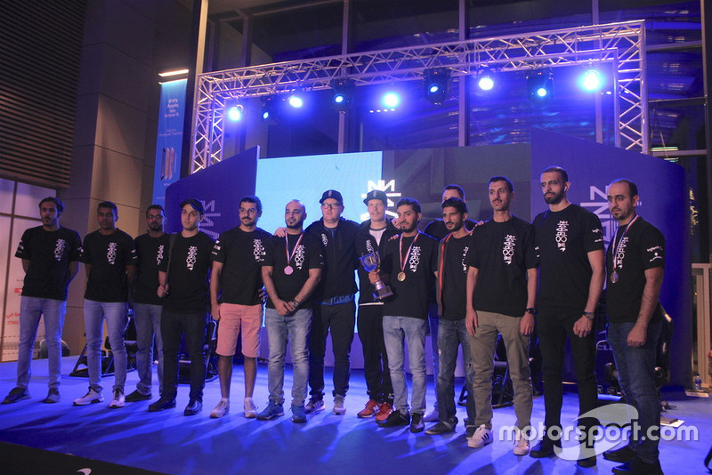 المشاركون في نهائيات مشروع مكلارين شادو الشرق الأوسط مع الفائز ابراهيم المبارك وبين باين من مكلارين وأولي باهكالا