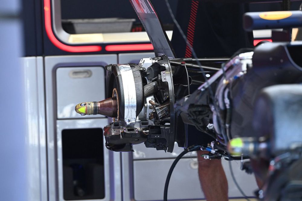 Red Bull Racing RB19 detalle del eje y disco trasero