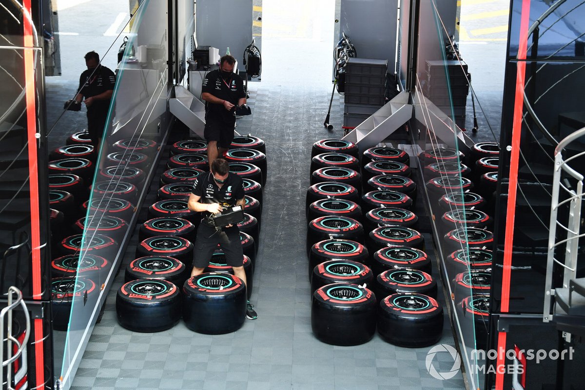 Kru Tim Mercedes-AMG Petronas saat tengah mengecek ban Pirelli untuk F1 GP Spanyol 2020.