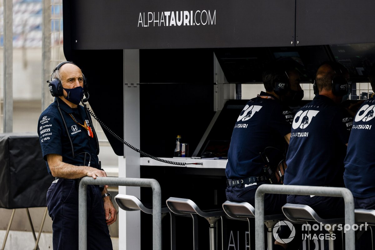 Prinsipal Tim Scuderia AlphaTauri Honda, Franz Tost, memperhatikan balapan GP Bahrain 2020 dari pit.