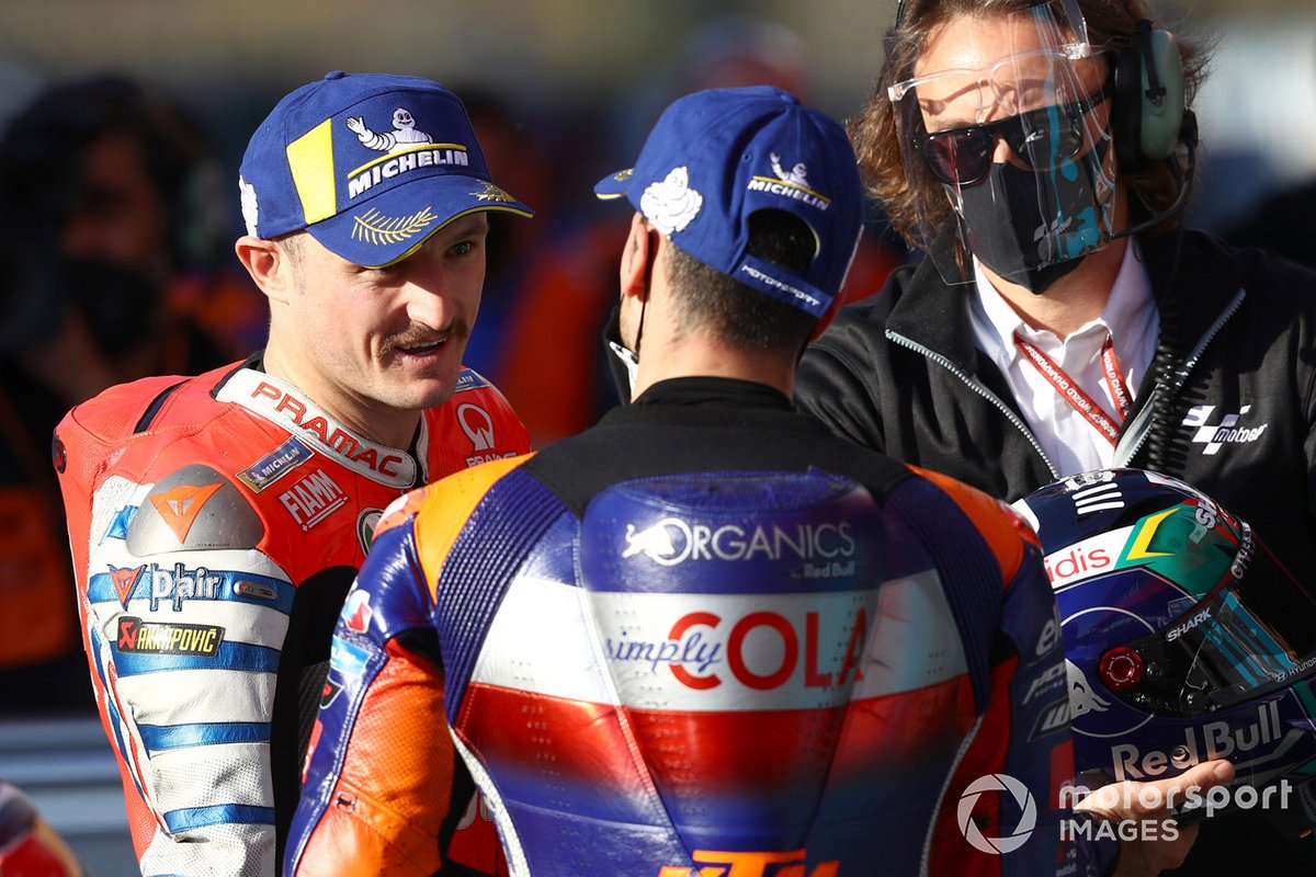Pembalap Pramac Racing, Jack Miller, berbincang dengan Miguel Oliveira dari Red Bull KTM Tech3 di usai kualifikasi MotoGP Portugal 2020.