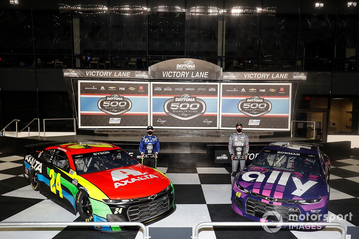 Ob Polesetter Alex Bowman (re.) und William Byron (li.) die Grüne Flagge aus Reihe 1 nehmen?