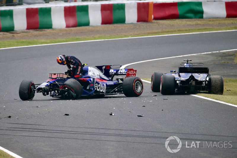 Carlos Sainz Jr., Scuderia Toro Rosso STR12 crashes