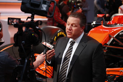 McLaren-Chef Zak Brown mit der Presse