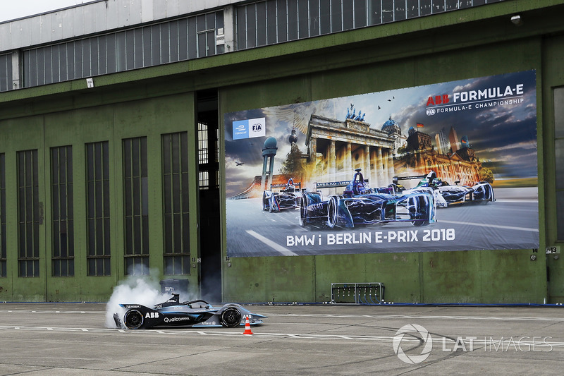 Formula 1 World Champion Nico Rosberg, Gen2 Formula E aracını Berlin sokaklarında sürüyor