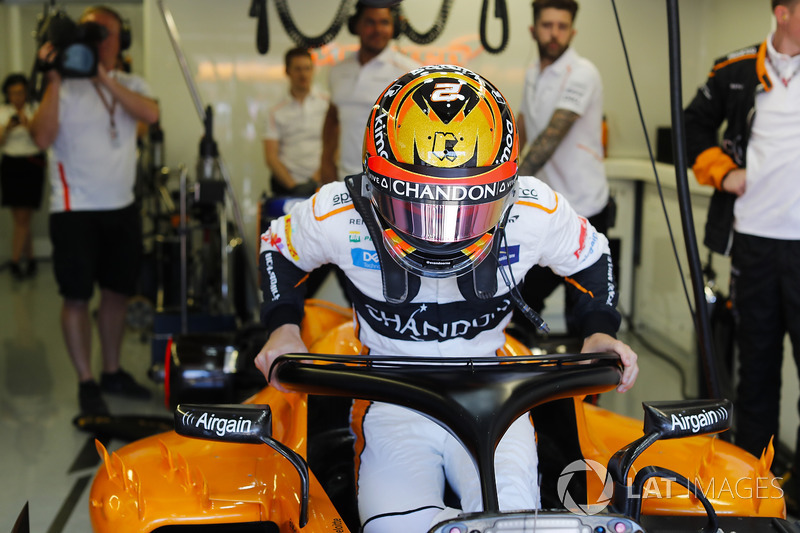 Stoffel Vandoorne, McLaren, si cala nell'abitacolo della sua monoposto
