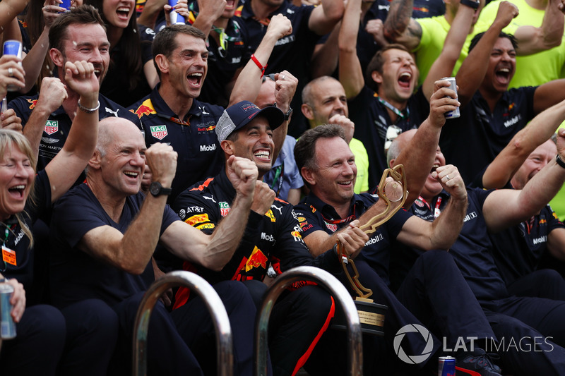 Daniel Ricciardo, Red Bull Racing merayakan kemenangan bersama Adrian Newey, dan Christian Horner, Red Bull Racing