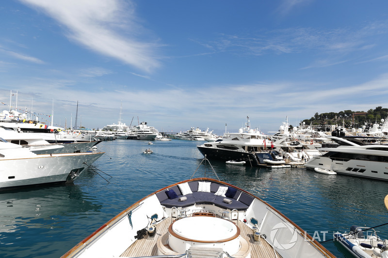 Yacht e barche nel porto