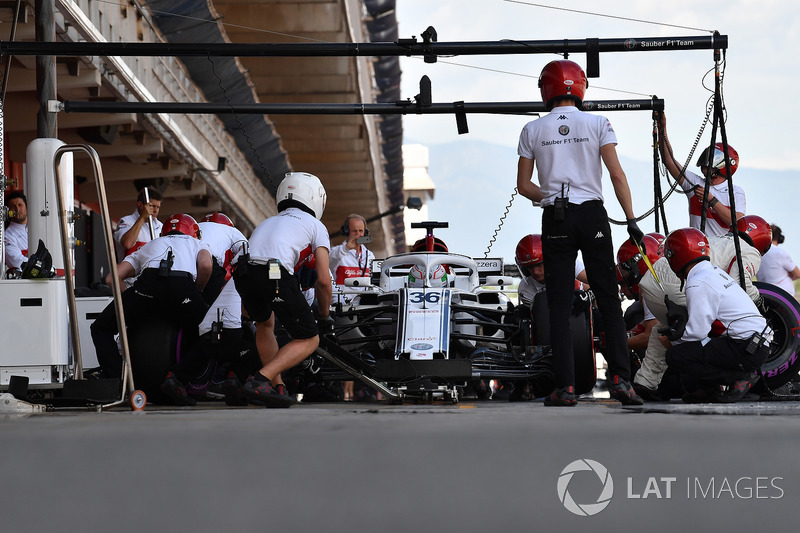 Antonio Giovinazzi, Sauber C37 pit stop