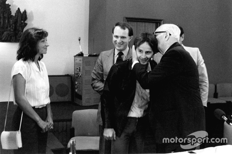 Joan Villeneuve, Enzo Ferrari con Gilles Villeneuve en Modena 1980.