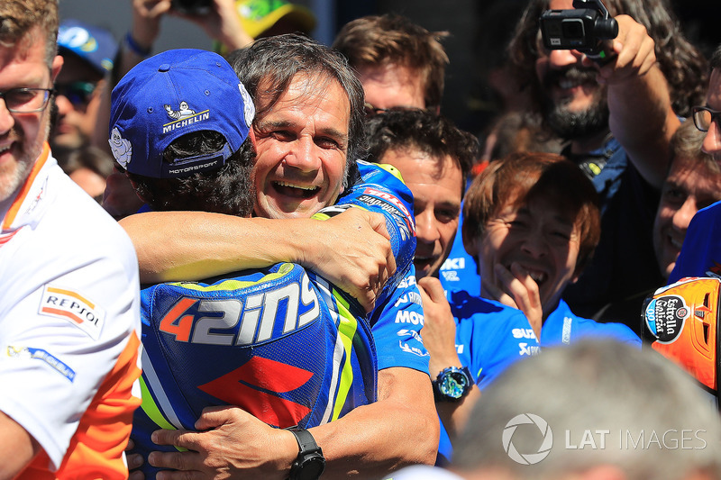 Davide Brivio y Alex Rins se abrazan tras la carrera de Assen 2018