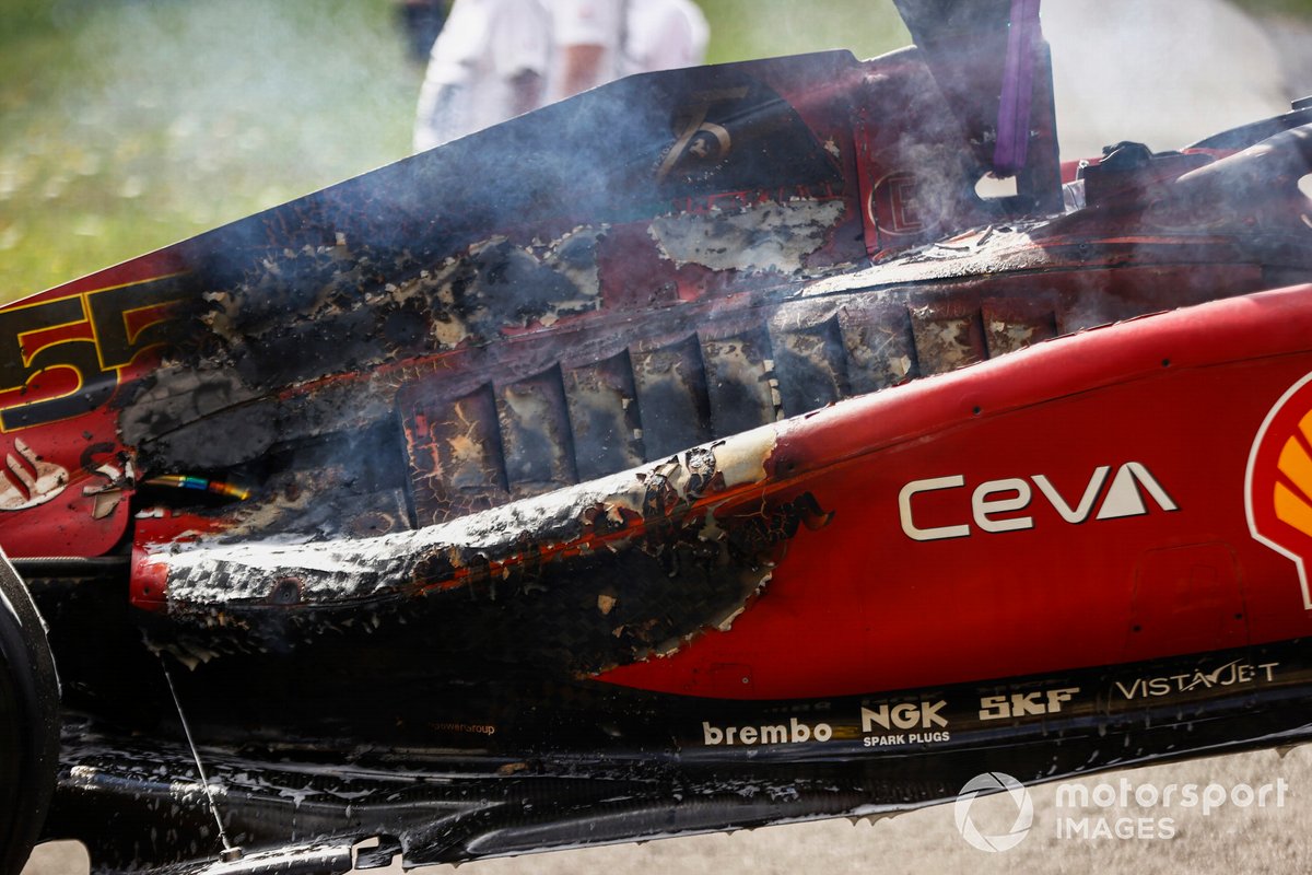 El Ferrari F1-75 de Sainz arde tras un fallo de motor en Spielberg