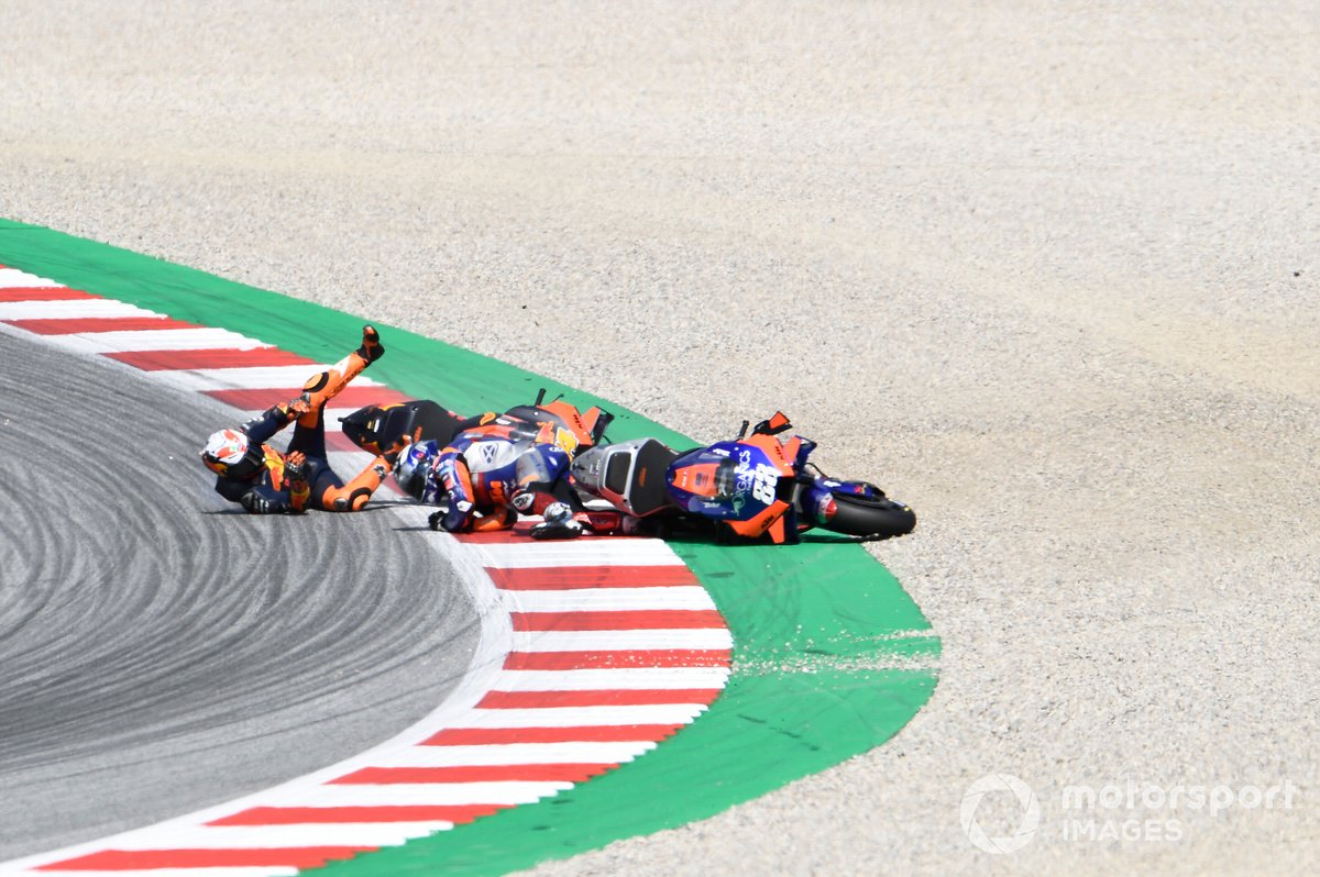 Crash entre Miguel Oliveira, Red Bull KTM Tech 3 et Pol Espargaro, Red Bull KTM Factory Racing