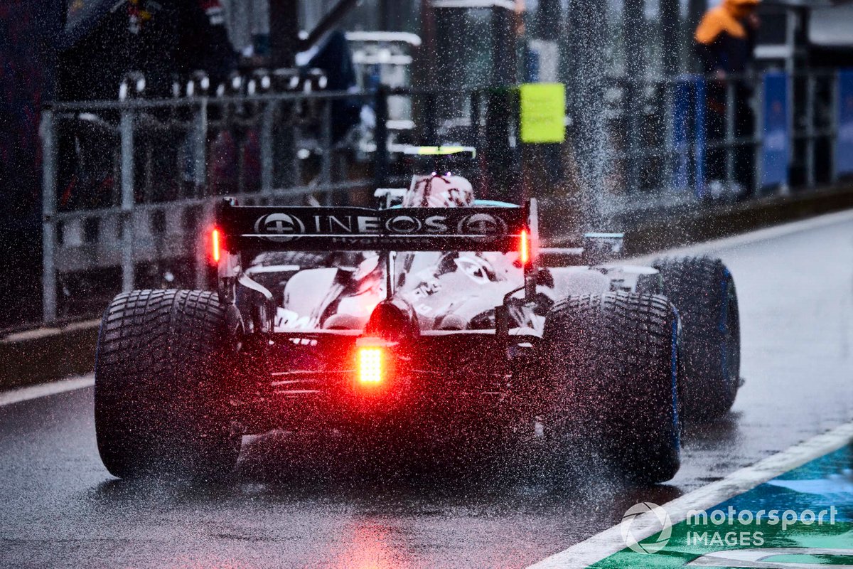 Valtteri Bottas, Mercedes W12, en el carril de pits.