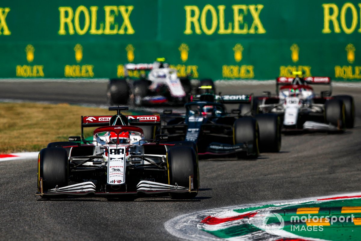 Robert Kubica, Alfa Romeo Racing C41, Sebastian Vettel, Aston Martin AMR21