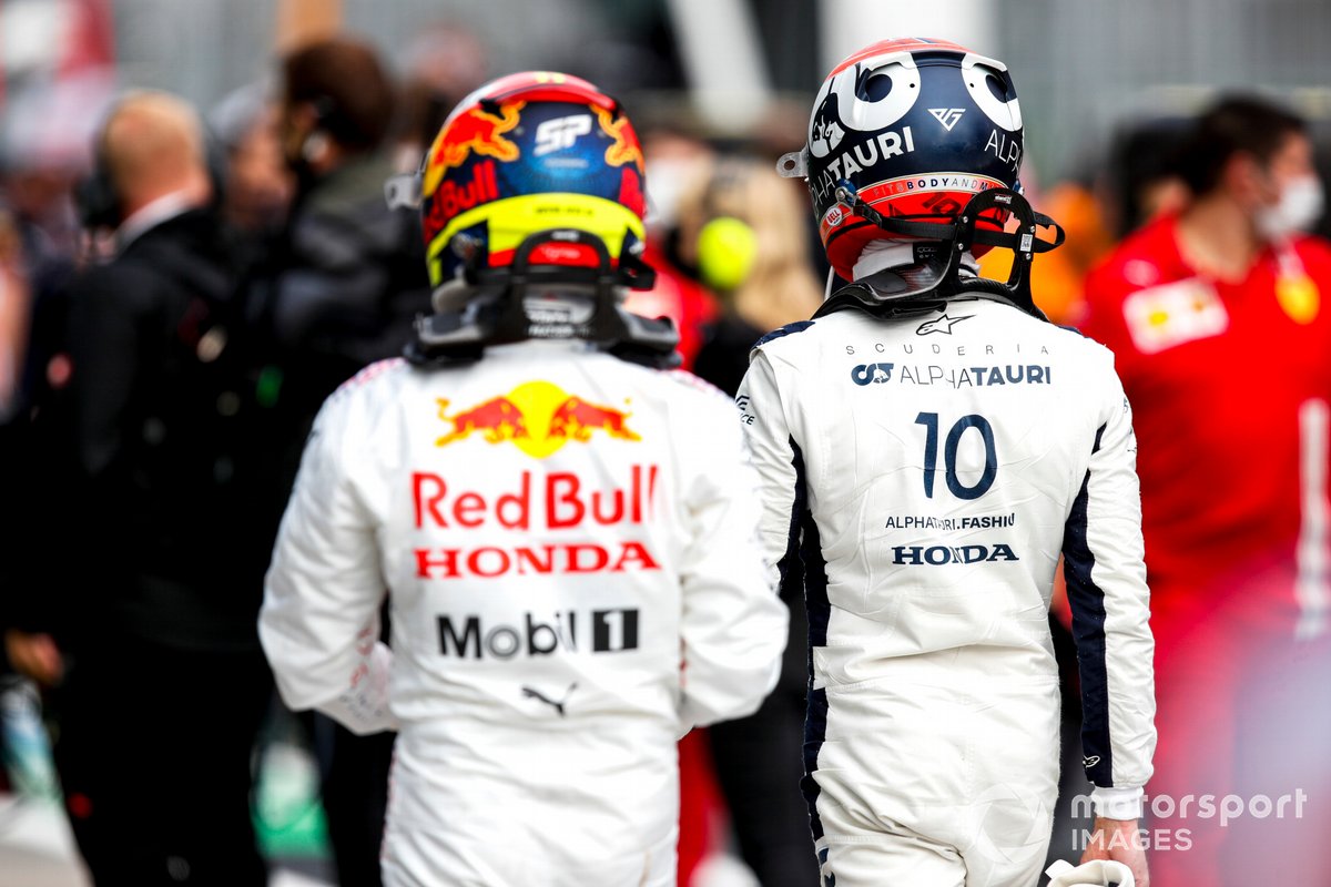 Sergio Pérez, Red Bull Racing, y Pierre Gasly, AlphaTauri, en el Parc Ferme tras la clasificación