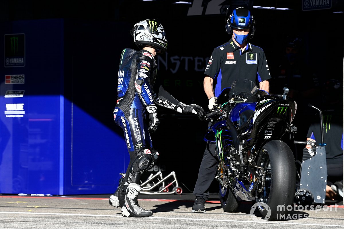 Pembalap Monster Energy Yamaha, Maverick Vinales, bersiap mengendarai M1 2020 di Sirkuit Algarve, Portimao, Portugal.