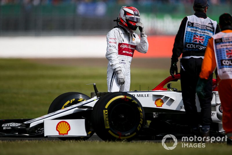 Kimi Raikkonen, Alfa Romeo Racing C38, immobilisé en piste