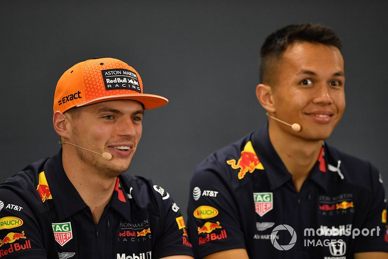 Гонщики Red Bull Racing Макс Ферстаппен и Александр Элбон