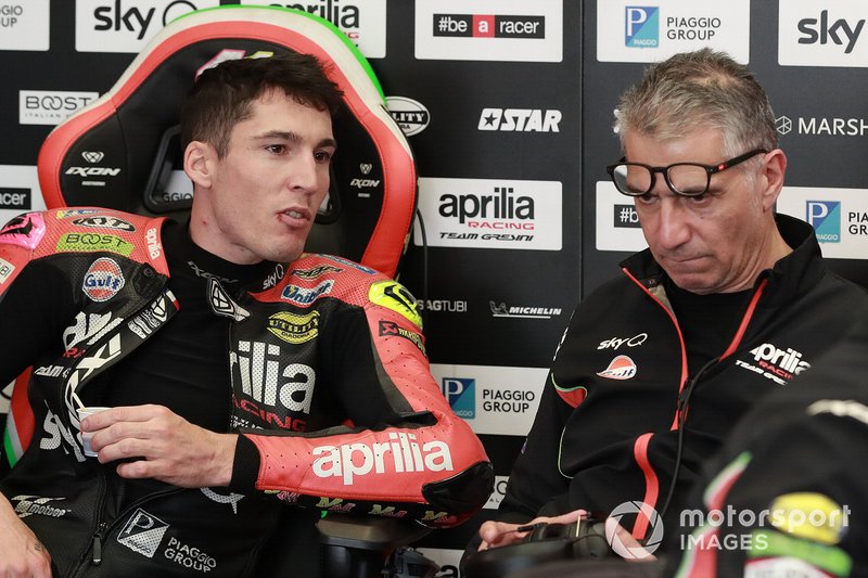 Aleix Espargaro junto a su ingeniero de pista, Antonio Jiménez, en el equipo Aprilia Racing