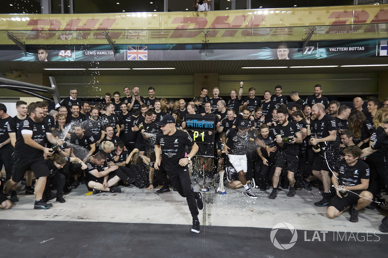 Toto Wolff, Direktör, Mercedes AMG F1, Yarış galibi Valtteri Bottas, Mercedes AMG F1, ve eşi Emilia, 2. Lewis Hamilton, Mercedes AMG F1 ve takım