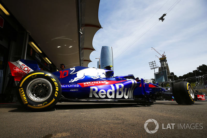 Pierre Gasly, Toro Rosso STR13 Honda, deja el garaje