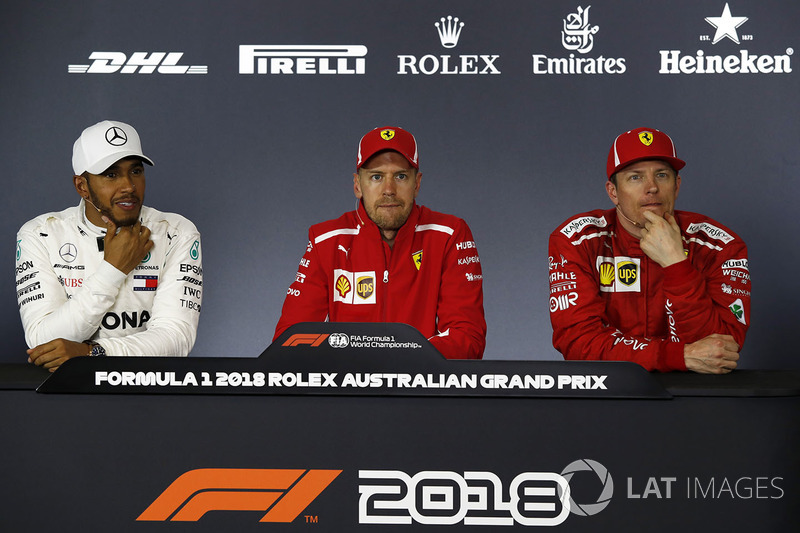 Lewis Hamilton, Mercedes-AMG F1, Sebastian Vettel, Ferrari ve Kimi Raikkonen, Ferrari basın toplantısında