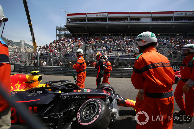 Les commissaires dégagent la voiture endommagée de Max Verstappen, Red Bull Racing RB14